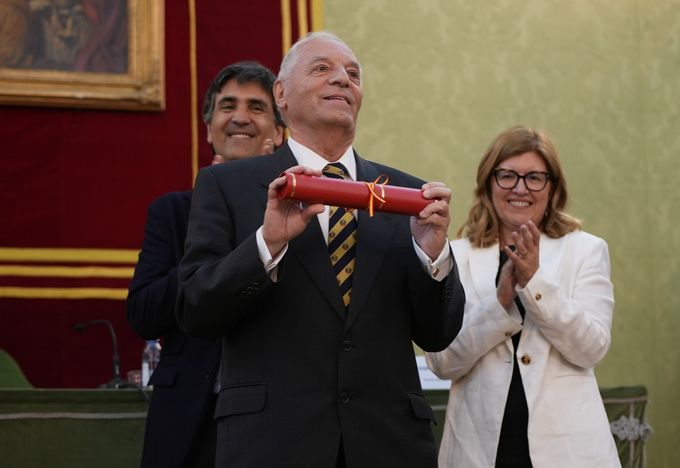 Enrique Castillo muestra su premio, con Elena Manzanera y Gonzalo García Andrés detrás